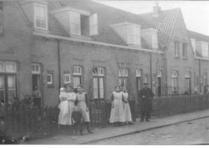 Zo rond 1920 was het onrustig in de Westinghousestraat ter hoogte van nummer 31. Dat kwam door de fotograaf die de familie Davelaar kwam vastleggen voor het nageslacht. (Zie de kruisjes.) Dat is zo te zien aardig gelukt. Ondanks de nietgaatjes en de roestplekjes vond ik het plaatje krachtig genoeg voor een plaatsje. Het is weer een stukje Zuilen in beeld