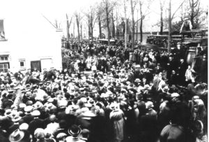 Een grote menigte heeft zich in 1923 verzameld op de hoek van de Westinghousestraat en de Amsterdamsestraatweg om de eerste tram over het doorgetrokken traject te verwelkomen. Het hele verhaal rond dit feest leest u in het hoofdstuk ‘Oud Nieuws’.