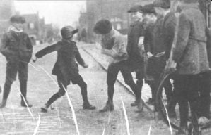 In het blad Utrecht in Woord en Beeld in 1927 stond een aantal foto’s op een pagina met de kop ‘Elinckwijk’. De redactie voorzag de foto van de tekst: ‘Zooals overal, beslecht ook in deze wijk de jeugd haar geschillen met een frisch robbertje. Nieuwsgierig kijken de vrienden in de Marconistraat toe wie de ‘‘knock-out’’ zal krijgen.’ 