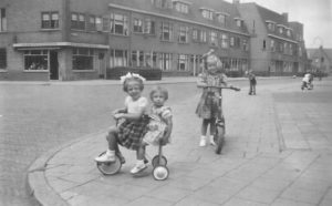 Kinderen Jansen die spelen op de hoek van de Ampèrestraat en de Galvanistraat. Mooi plaatje van een autoloze straat.