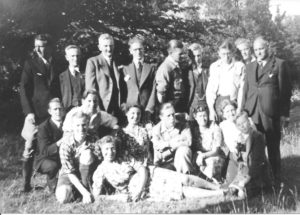 Het personeel van bakkerij ‘De Tijdgeest’ van de heer Plantinga in de Swammerdam-straat is in 1937 een dagje uit. De chef, mijnheer Wegrif, staat geheel rechts op de foto. In haar witte blouse staat juffrouw Wegrif. Vijfde van rechts staat bakker Kobus. Op de voorgrond ligt E.C. Stekelenburg. In het midden achter haar knielt Sjerk Innikel.