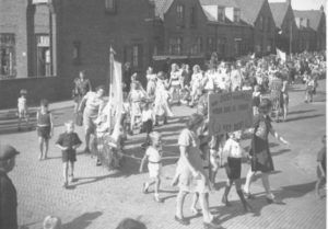 Wandelende kinderen door de Westinghousestraat, hoek Swammerdamstraat. Achterop de foto werd geschreven: ‘v.d. Velden, Westinghousestraat 37. Optocht bevrijding 1945.