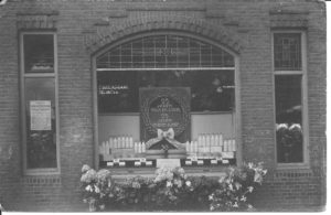 De feestetalage ter ere van het 25-jarig bestaan van de melk- en zuivelhandel Groenendaal. De officiële naam was melkinrichting Nieuw Zuilen. Tijmen Groenendaal heeft in 1921 de melkwinkel overgenomen van de heer Vossestein