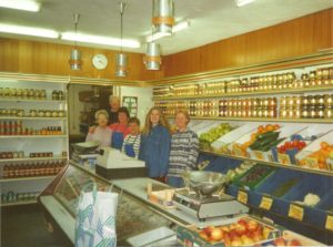 De heer en mevrouw Visser (links) in hun winkel op de hoek van de Swammerdamstraat en de Ampèrestraat