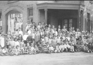 U ziet hierboven de kinderen uit de ‘Oude Bouw’ gezamenlijk op één foto. Die werd genomen op de hoek van de De Lessepsstraat en de Swammerdamstraat. Met uitzondering van de zieke kinderen staan op deze foto dus alle kinderen van dat moment op de kiek! Ik ben niet aan tellen begonnen!