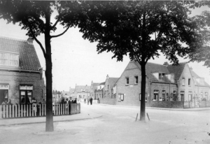 De Amsterdamsestraatweg bij de hoek van de Marconistraat in 1925. Het is een fraai dorpsgezicht geworden, gemaakt door een fotograaf waar zo te zien menige buurtbewoner voor naar buiten kwam.